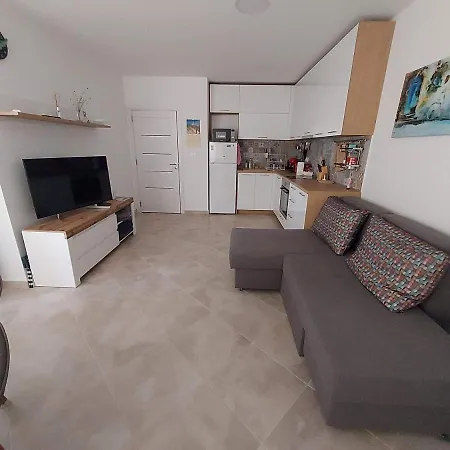 Sea Breeze Apartment *